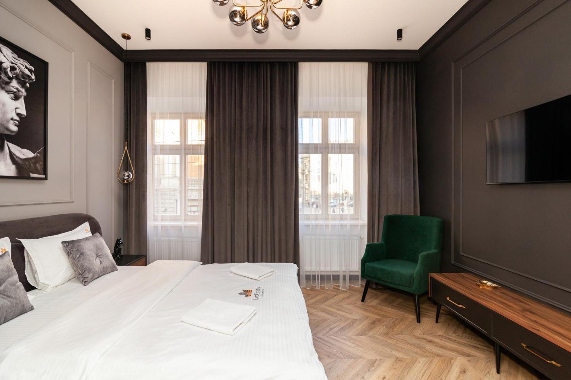 Leogrand Vip On Svobody Avenue 43 Apartment Лвив Екстериор снимка